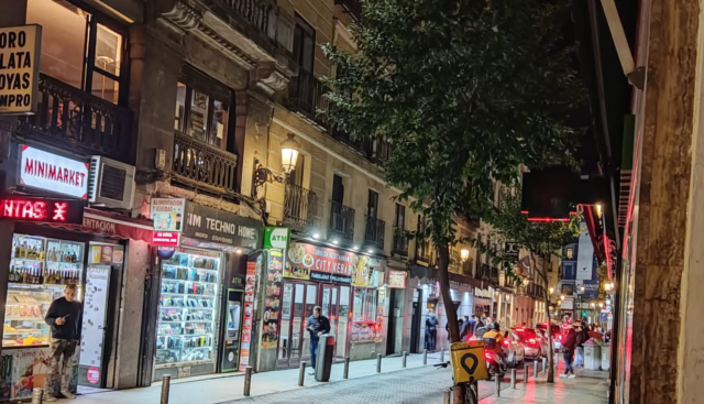 Photo d'une rue dans le quartier de Las Letras à Madrid