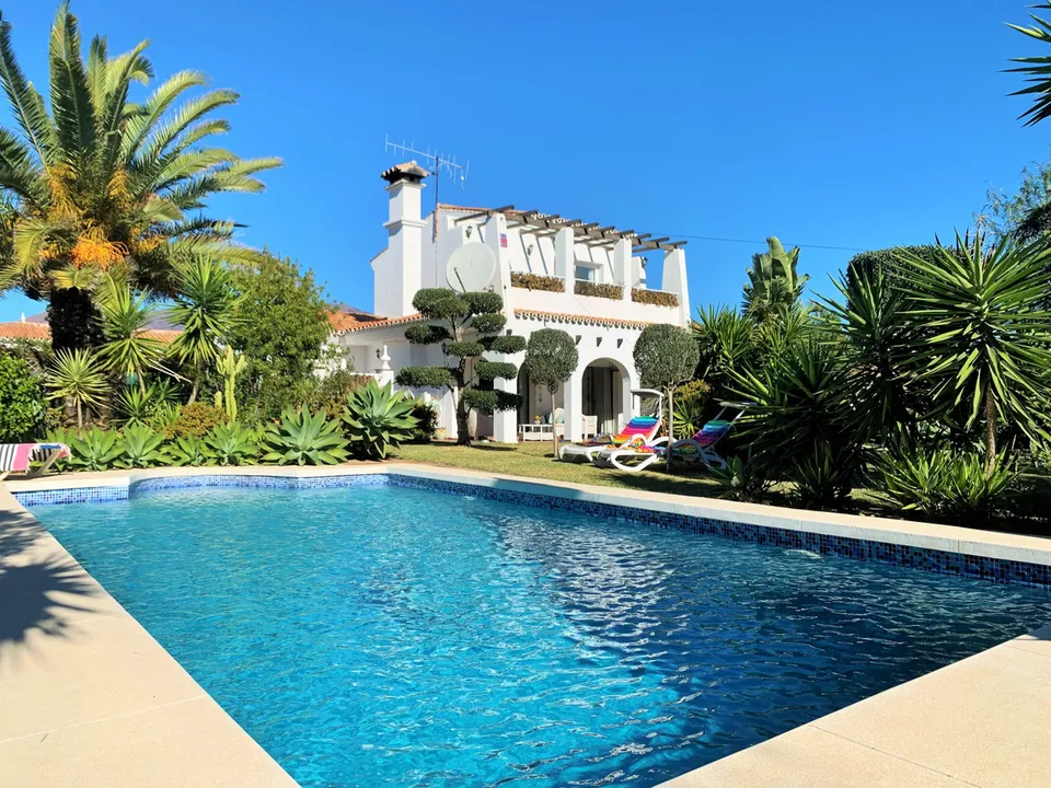 Villa à vendre proche du port et de la mer à Estepona en Espagne.