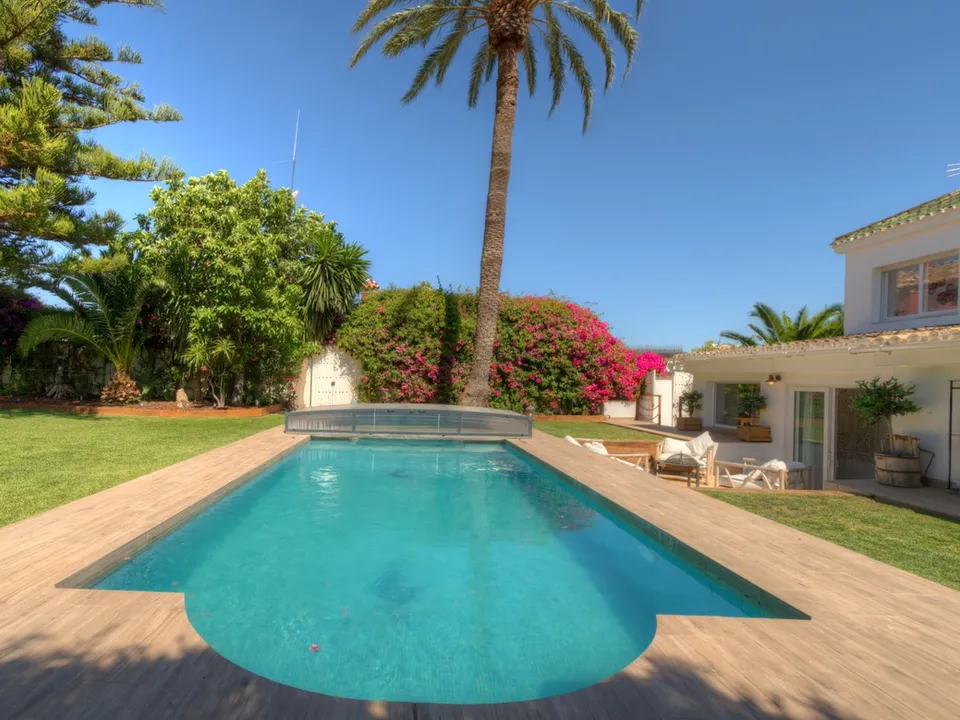 Villa de luxe avec piscine en vente près de la plage à Marbella en Espagne.