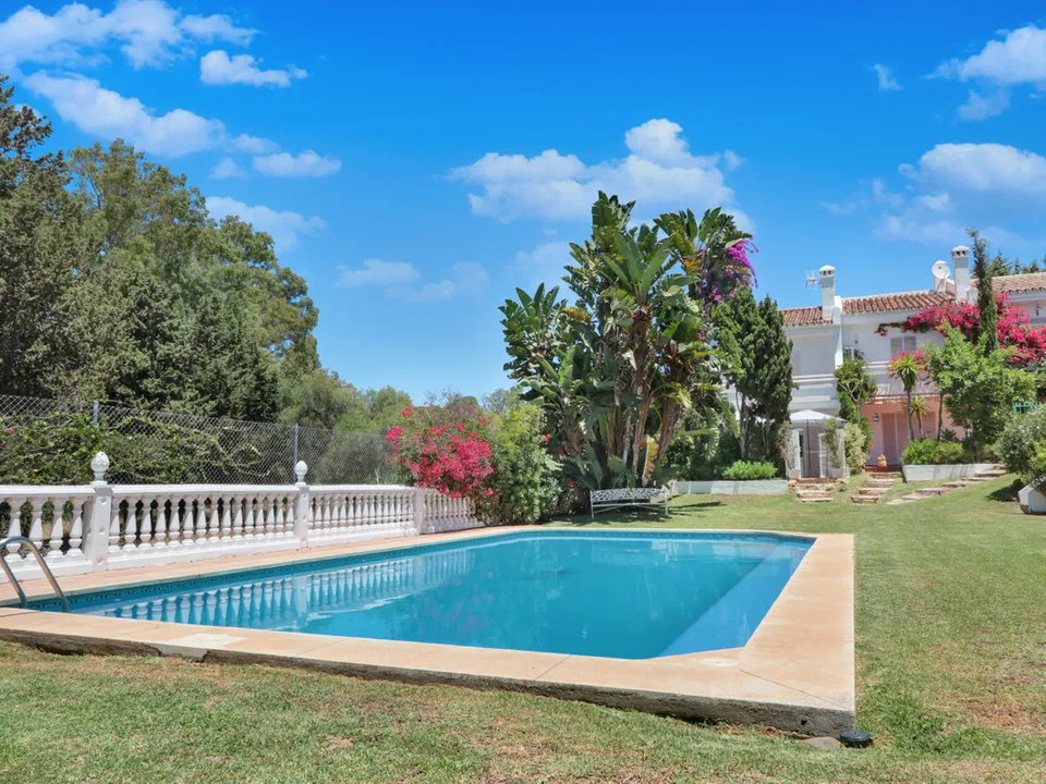 Maison avec piscine en vente à Artola Baja à Marbella en Espagne.