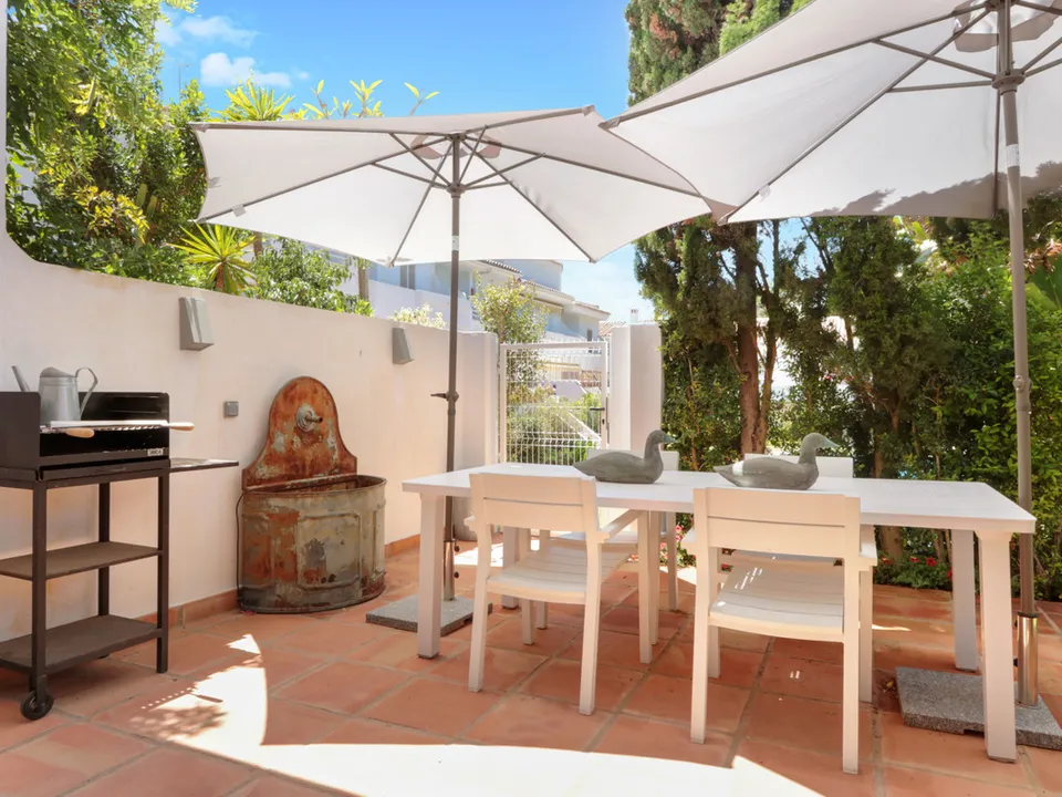 Maison avec piscine et terrasse en vente à Artola Baja à Marbella en Espagne.